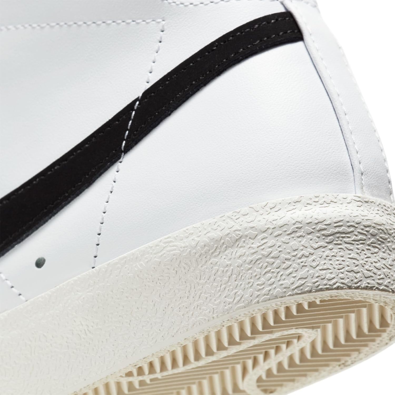 Nike Men's Blazer Mid '77 VNTG Basketball Shoes