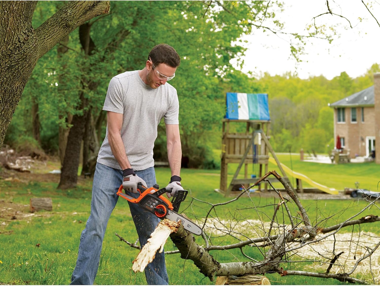 BLACK+DECKER 20V MAX Electric Chainsaw, 10 inch Cordless Chainsaw with Battery and Charger Included, Automatic Oiler, Low Kickback Power Chain Saws (LCS1020)