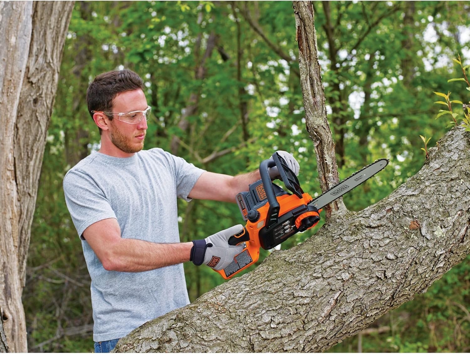 BLACK+DECKER 20V MAX Electric Chainsaw, 10 inch Cordless Chainsaw with Battery and Charger Included, Automatic Oiler, Low Kickback Power Chain Saws (LCS1020)