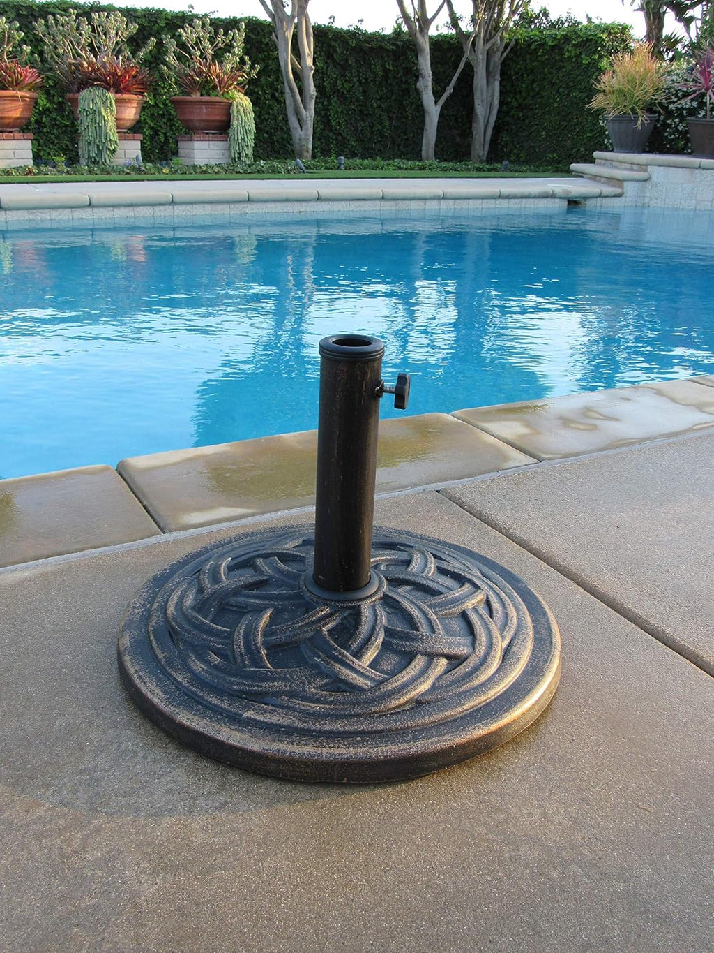 Suncast 99 Gallon Wicker Deck Box + DC America 18-Inch Umbrella Base