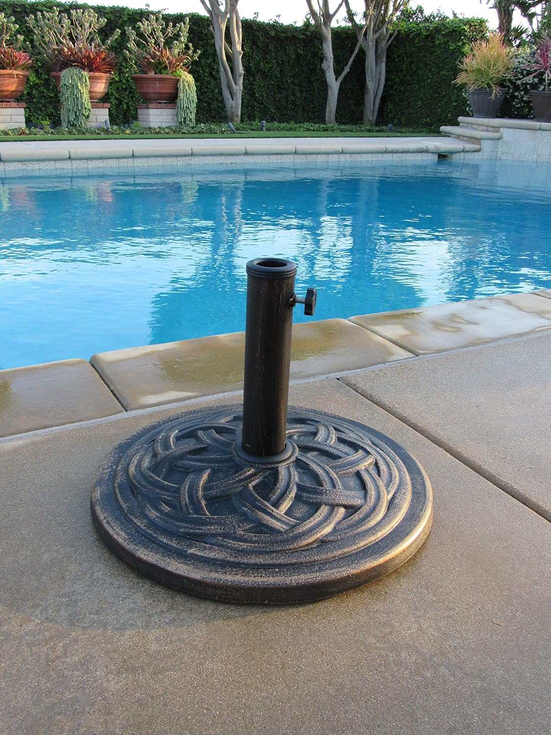 Suncast 99 Gallon Wicker Deck Box + DC America 18-Inch Umbrella Base